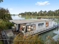Renmark River Villas and Boats & Bedzzz Hotels in Renmark