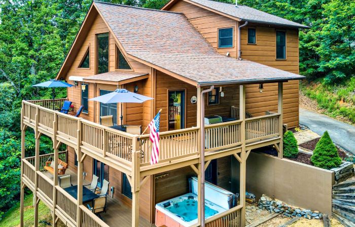 Spacious Murphy Chalet w/ Mtn Views & Hot Tub