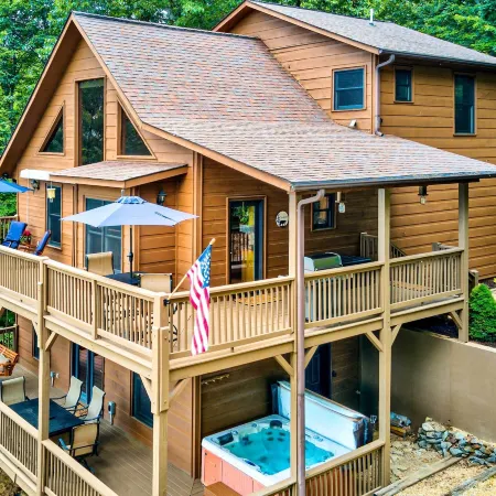Spacious Murphy Chalet w/ Mtn Views & Hot Tub