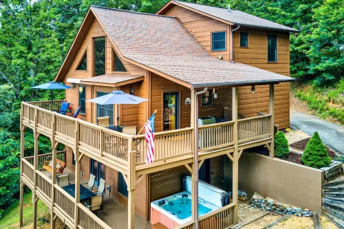 Spacious Murphy Chalet w/ Mtn Views & Hot Tub - 3-Star