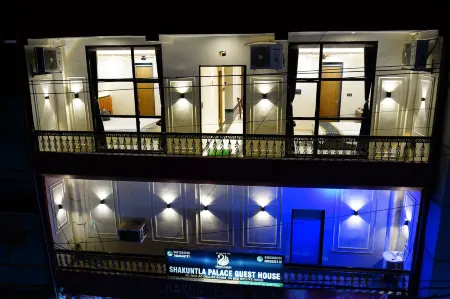 Hotel Shakuntla Palace Отели рядом с достопримечательностью «Vishnupad Temple»