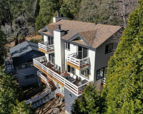 Picturesque Cabin 2 Balconies, Walk to Lake! Hotels in Crestline