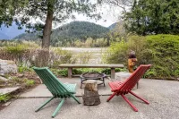 Fraser River Waterfront Cottage in Hope BC Hotels near Needle Peak