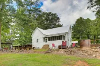 2 Mi to Lake: Lineville Farmhouse w/ Fire Pit فنادق في 