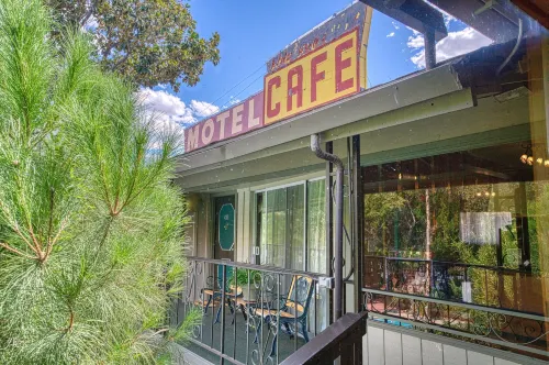 Piazza's Pine Cone Inn Hotels in Kernville