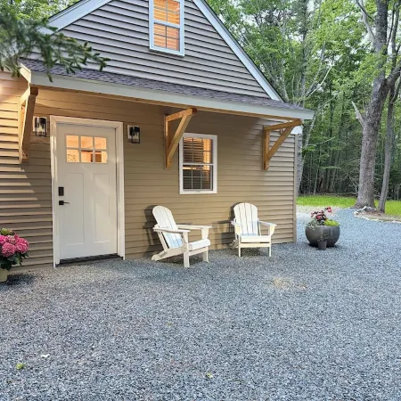NEW!! Charming STUDIO with AC, WiFi & Fire Pit less than 3 MINUTES to Acadia.
