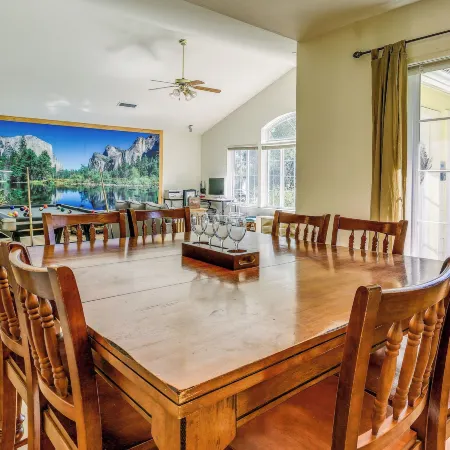 Private Lake, Hot Tub & EV Charger: Mariposa Home!