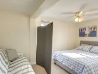 Delafield Vacation Rental Near Lakes and Parks! Hotel di Delafield