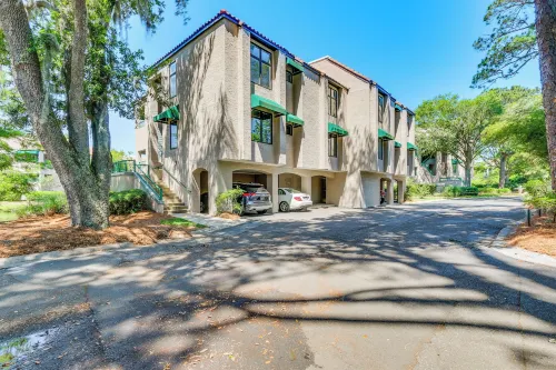 2 Mi to Beach Dog-Friendly Hilton Head Condo!
