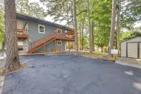4 Mi to Dtwn! Ozarks Hideaway w/ Furnished Deck - Pet friendly
