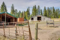 Mtn Views & Fireplace: Cozy Trout Creek Tiny Home - 2つ星
