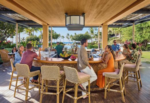 마우나 라니 리조트의 넓은 야외 수영장과 푸른 정원