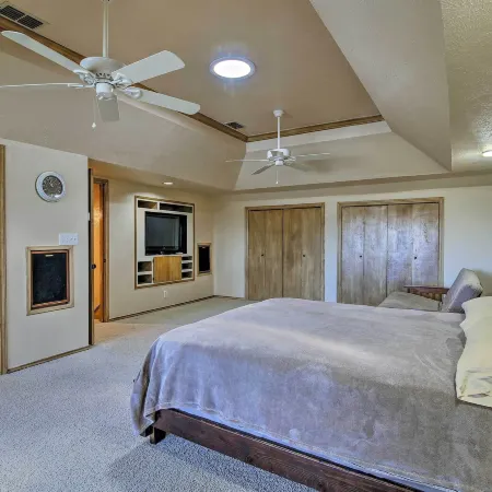 Pool & Hot Tub: Lakefront Harlingen Home Hotels in Harlingen