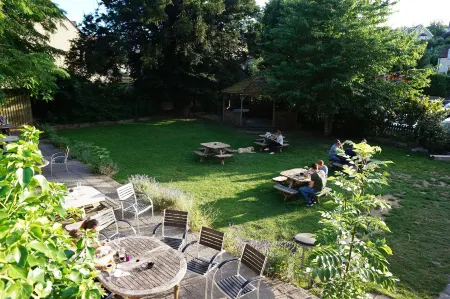 The Barge Inn Отели рядом с достопримечательностью «Yellowtail Camping»