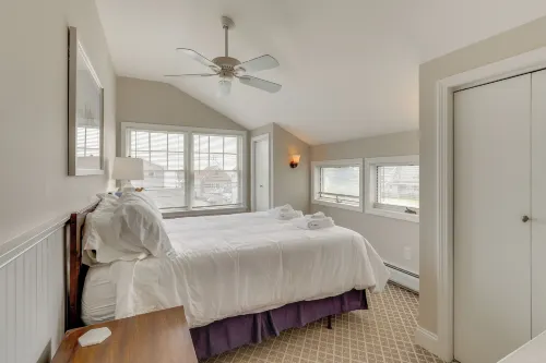 Walk to Beaches: Sunny East Haven Home w/ Yard - en bord de mer