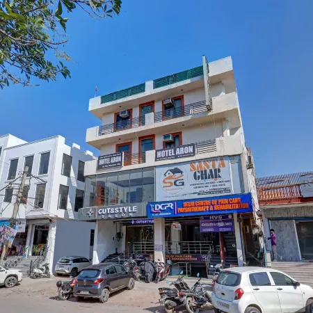 Mauryan Elite Hotel Qutab Minar Metro Station Отели рядом с достопримечательностью «Храм Чаттарпур»