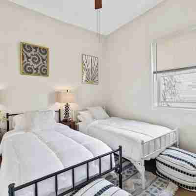 Spacious apartment in awesome Chicago with WiFi, AC- 4 Bedrooms Rooms