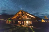 Unique Modern Log Home - Stunning Mountain Views, Designed for Comfort 글래노키 부두 주변 호텔