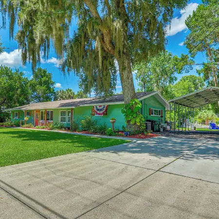 Canal-Front Outdoor Oasis: Home in Crystal Water