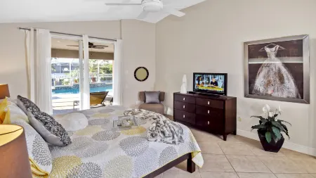 Lupita, boat lift, dock, heated south facing pool