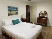 Absolute beachfront- Bush, Beach, Dogs, Relax!