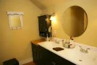 Rare deluxe 1 bdrm w/views of the Covered Bridge