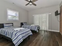 Lake Tillery Area, 4-bedroom house in charming Norwood with WiFi, Deck and AC Hotels in Stanly County