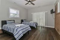 Lake Tillery Area, 4-bedroom house in charming Norwood with WiFi, Deck and AC