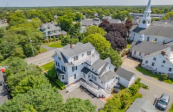 Luxury Beach Access and Elegant Design - Stunning Sea Captain's Haven 하위치 호텔