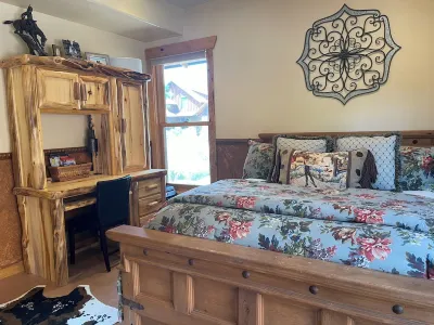 Great Moab Rim views, peaceful home along golf course neighbourhood Hotels in Moab South Valley