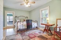 Eau Claire Retreat Close to Campus and Dtwn! - Homestays
