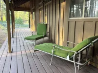 Cozy Cabin with wrap around porch. Walking distance to Chalet View Lodge.