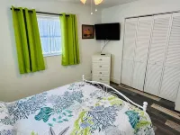 Charming 2-bedroom waterfront townhome with WiFi, AC Hot Tub and dock Hotels in Matlacha