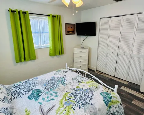 Charming 2-bedroom waterfront townhome with WiFi, AC Hot Tub and dock Hotels in Matlacha