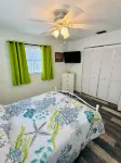 Charming 2-bedroom waterfront townhome with WiFi, AC Hot Tub and dock
