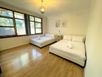 Campbelltown Holiday Home 3 Bed & Parking Hotel dekat Western Sydney University - Campbelltown Campus - Student Services Hub