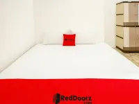 RedDoorz near Terminal Baru Pasuruan Hotel di Bugulkidul