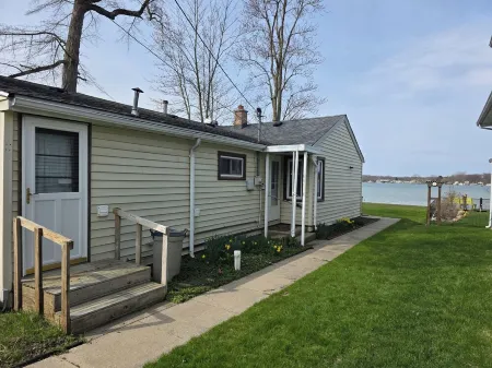 Charming 2-bedroom cottage "on Simonton Lake" in delightful Elkhart with WiFi Отели в г. Осоло Тауншип