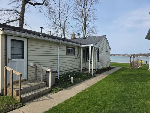 Charming 2-bedroom cottage "on Simonton Lake" in delightful Elkhart with WiFi Hotels in Osolo Township
