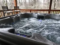 Huge Decks, Hot Tub, Fire Pit & Dog Friendly. Close to Boone and Banner Elk.