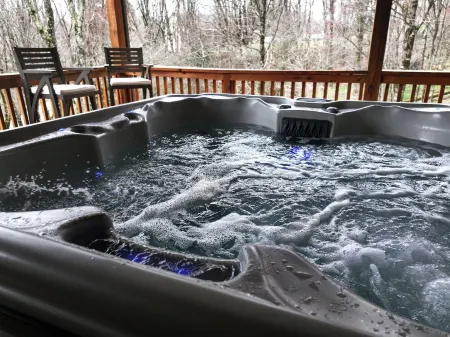 Huge Decks, Hot Tub, Fire Pit & Dog Friendly. Close to Boone and Banner Elk.