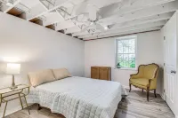 Charming Wolcott Cottage w/ Fire Pit & Mini Dock - Alojamientos
