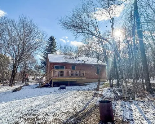 Modern Cozy 2-bedroom Cabin in Albrightsville w/ Wi-Fi, AC Hotels in Penn Forest Township