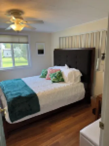 Charming 3-bedroom riverside cottage in brilliant Tawas City