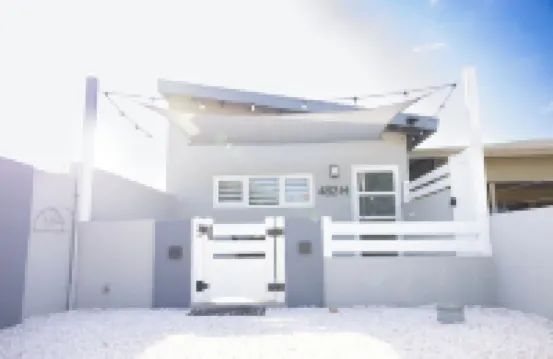 Cozy 1-bedroom apartment in great Palm Beach with AC, WiFi and private pool.