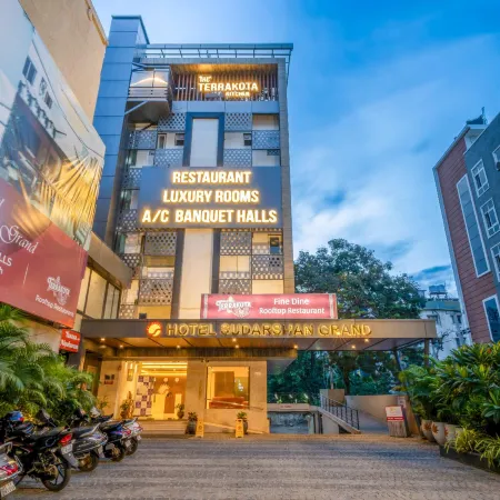 Hotel Sudarshan Grand Отели рядом с достопримечательностью «Конгресс-центр Subham»