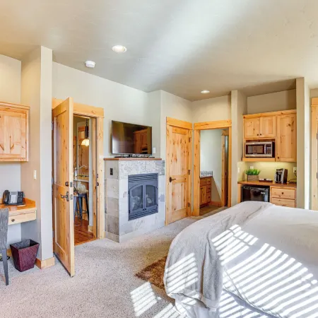Mountain-view Cabin Near Trails in Powell Butte!
