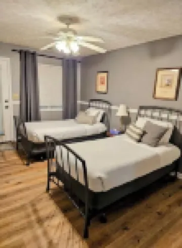 Cute family cabin w/hot tub