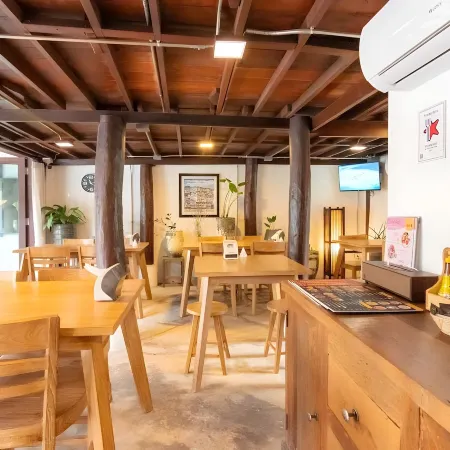 Nine-Kai-Mon Boutique Hotel Отели рядом с достопримечательностью «Магазин Кад Суан Кео»