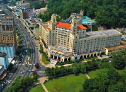 Cottage -Private Hot Tub, Fire Pit, Covered Deck, 20 steps from Lake Hamilton